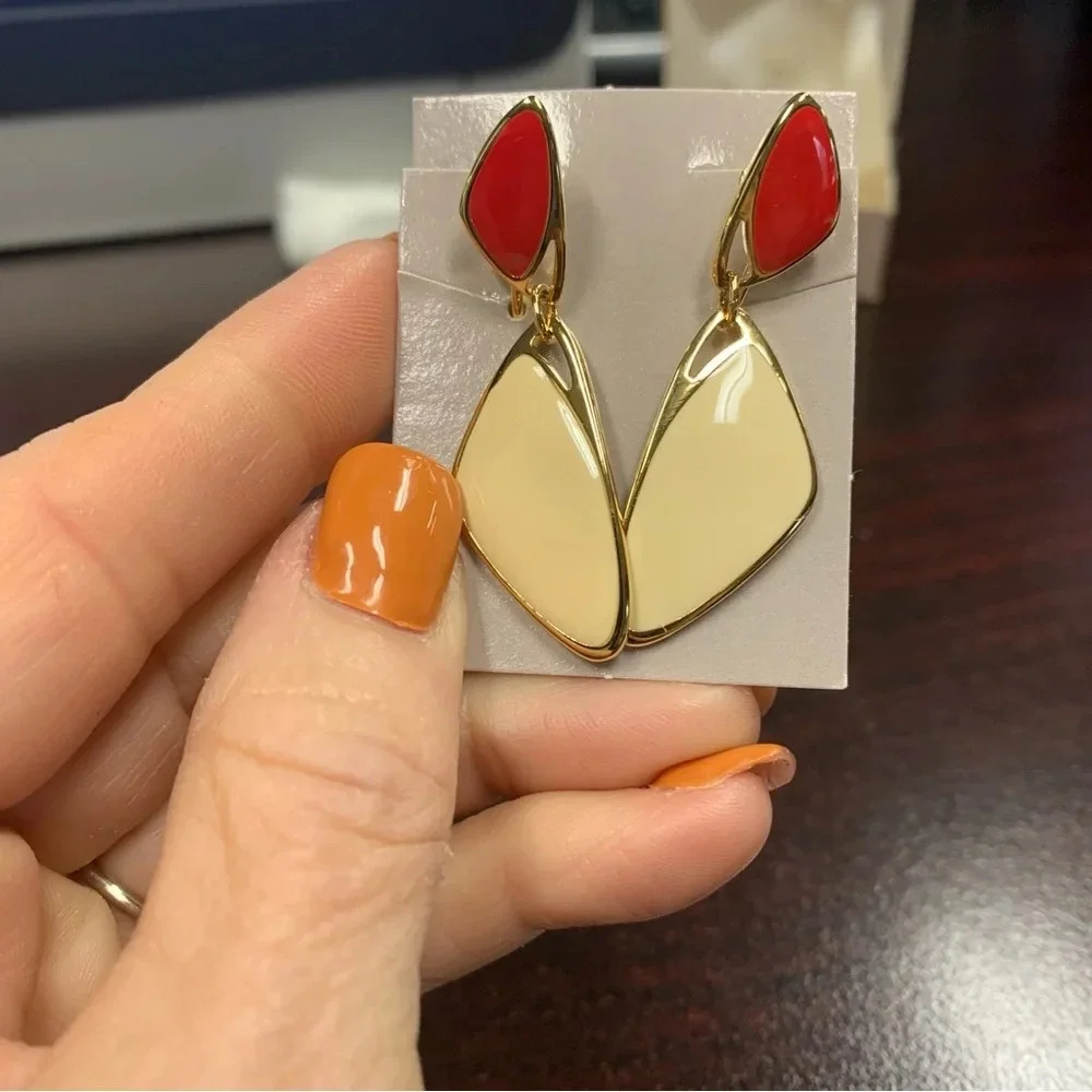 Avon Color Counterpoint Red and Cream Dangle  clip Earrings NIB 1988